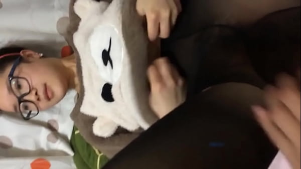 外表清纯可爱眼镜妹与热恋中男友出租房爱爱穿上黑丝袜搞妹子嘴上说他有病还迎合着很乖国语对白1080P原版