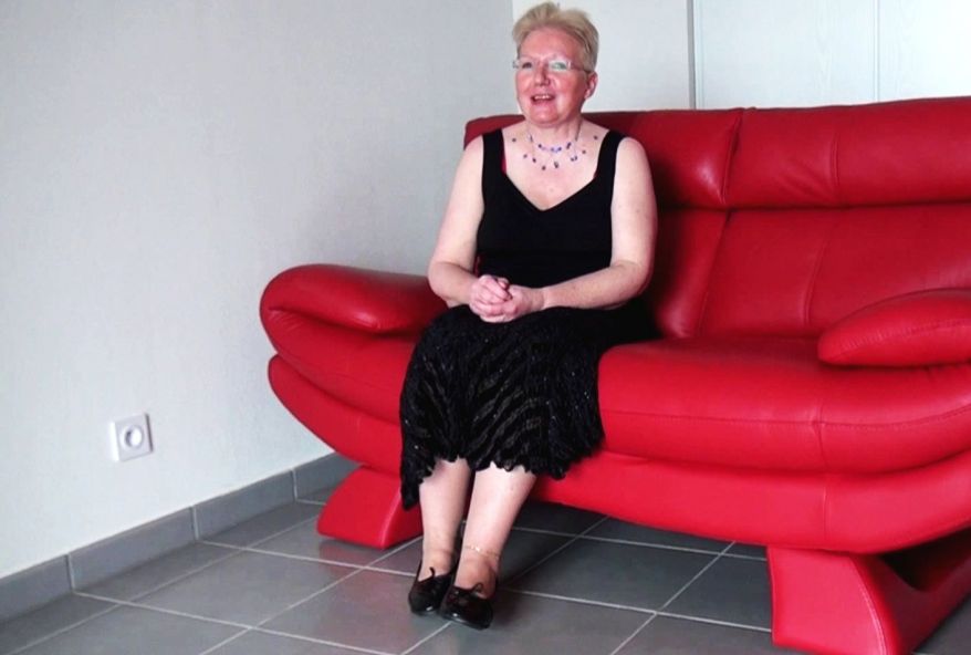 A 59 ans, Mamie retrouve une seconde jeunesse grâce à 2 bites dans le cul!