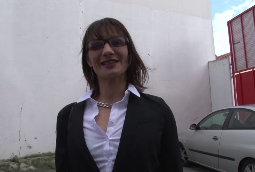 Eloise, la cougar working-girl, reçoit nos fans chez elle pour lui refaire le cul ! (vidéo exclusive)