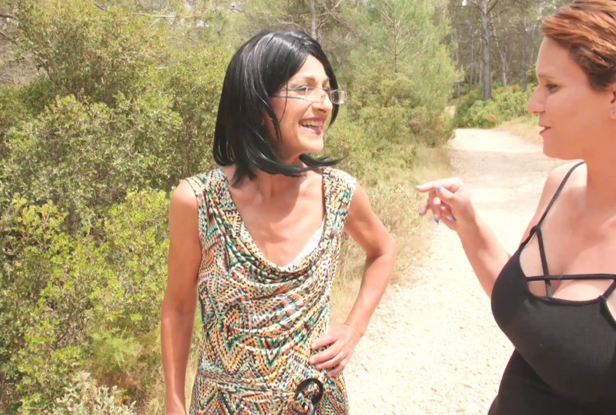 Isabelle, 48 ans, la prof d’éco cochonne se laisse aller en pleine nature !  (vidéo exclusive)