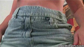 British mom gets the finger fuck treatment