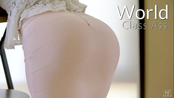 Mia Malkova Shows Off Her Bottom