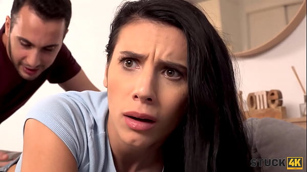 STUCK4K. Playful dude saw that his cute roommate needs help and got off