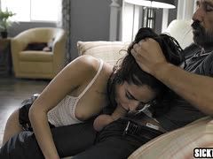 Was er mit seiner Stieftochter treibt