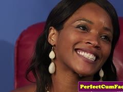 Farbiges Luder bläst einen weißen Riemen