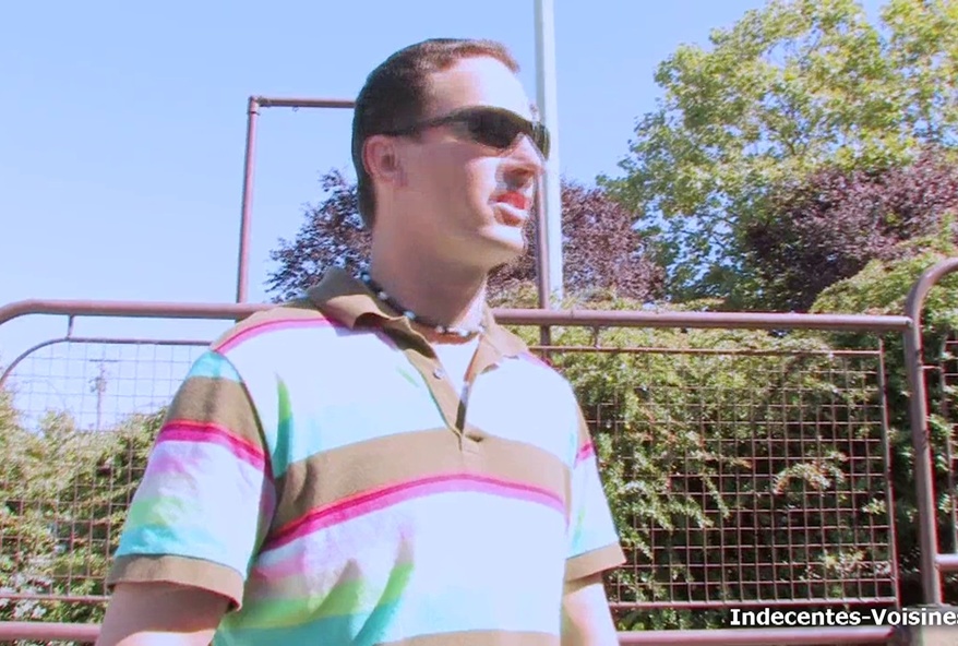 La petite amateur Alyssa Reece prend une bite.