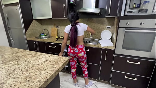 mi hijastra de 18 años cocinando que deliciosa vista me encanta ver su gran culo