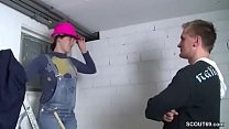 Teeny Handwerkerin laesst sich vom Kunden ficken