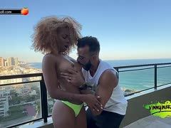 Outdoorfick mit Ebony und bärtigem Lover