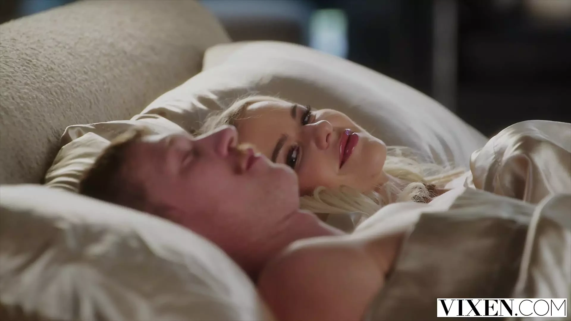 VIXEN Curvy Blonde Vic makes an offer Oliver can’t resist