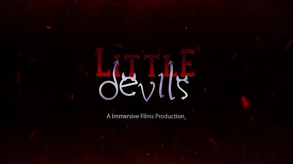 Peituda tatuada liberando o cuzinho pela primeira vez em cena