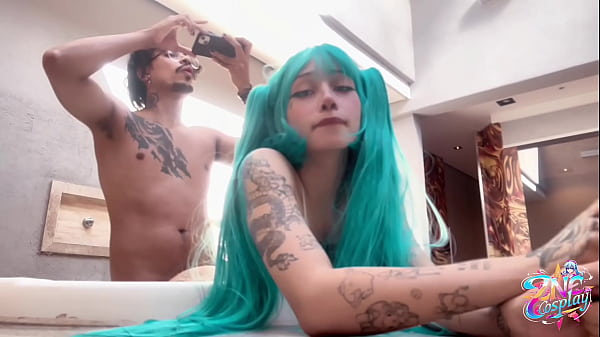 ZNE COSPLAY – PAWG HATSUNE MIKU COSPLAY ft. Amberzinha & QroZne [FREE CUT]